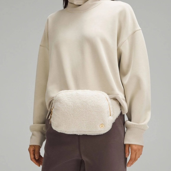 Everywhere Belt Bag Large 2L *Fleece - Picture 4 of 4